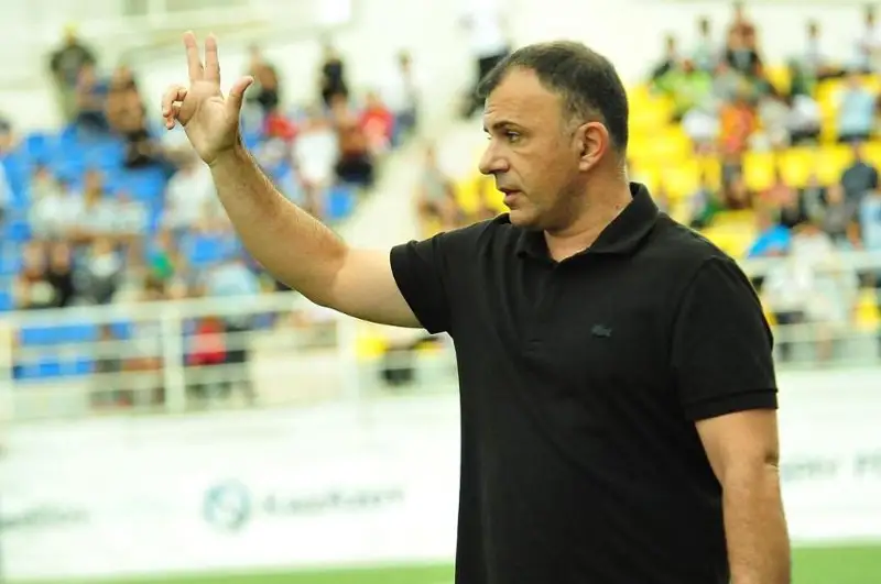 Kaspıı fýtbol klýbynyń bas bapkeri qyzmetinen ketetinin málimdedi
