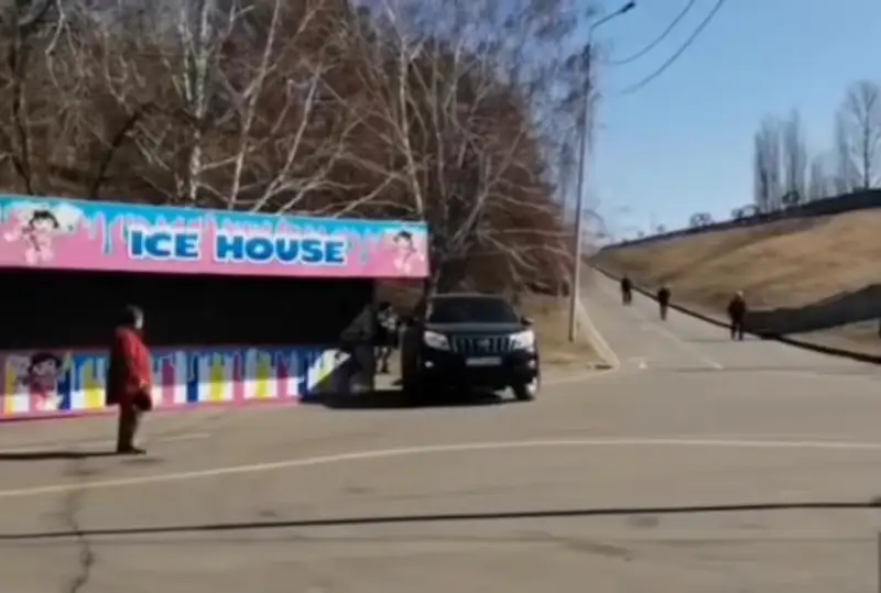 Заехал и припарковался на набережной Иртыша: нарушителя ПДД наказали в Павлодаре