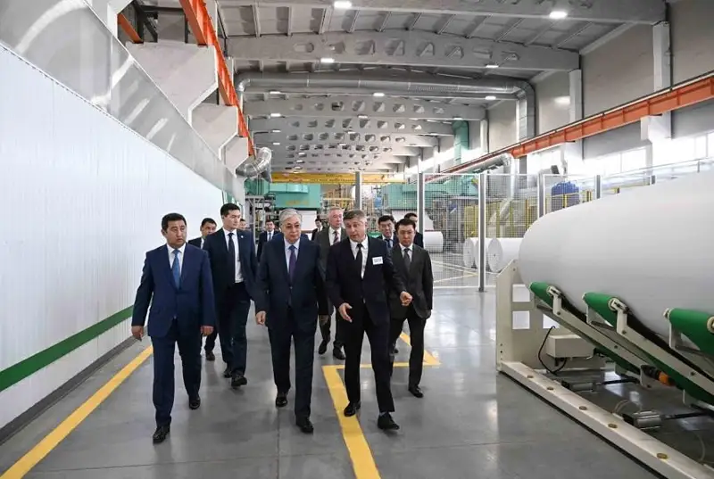 پرەزيدەنت قاعاز ونىمدەرىن شىعاراتىن فابريكاعا باردى