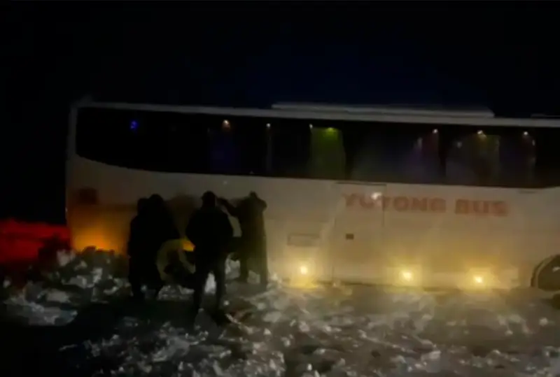 Автобус с 30 пассажирами вызволили из снежного плена в Карагандинской области