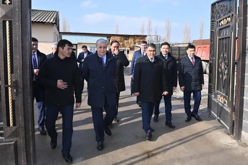 Давлат раҳбари тадбиркорга дон янчиш аппарати совға қилди