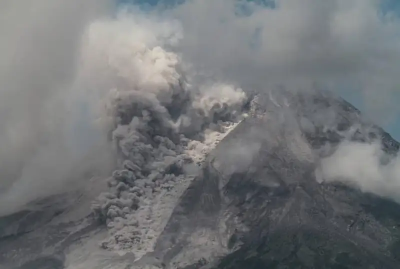 Извержение вулкана началось в Индонезии