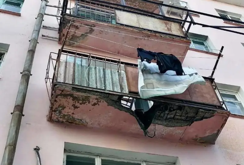 وسكەمەندە ءۇشىنشى قاباتتاعى بالكون قيراپ، ايەل ادام جەرگە قۇلاپ ءتۇستى