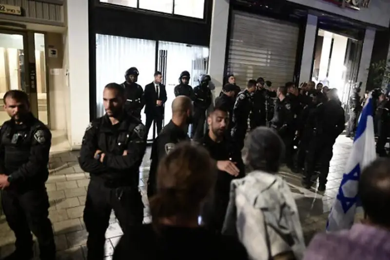 Супруга премьера Израиля пряталась от демонстрантов в салоне красоты