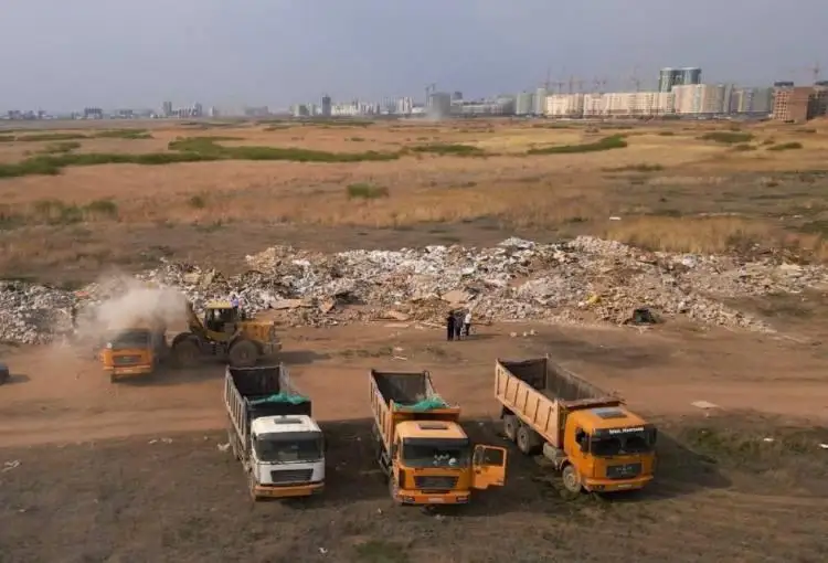 Astanada 700 tonna qoqys úıindisine sebepker bolǵan kásipkerge aıyppul salyndy