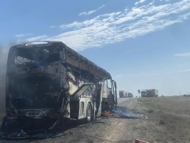 Автобус дотла сгорел на трассе в Атырауской области