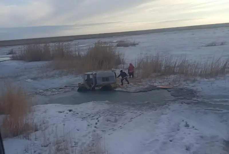 Вертолет задействовали атырауские спасатели для поиска пропавших сельчан