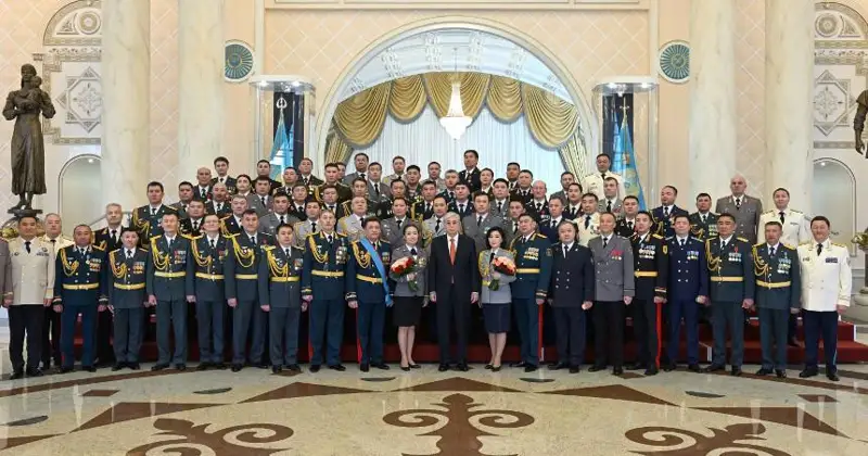 Президент мемлекеттік наградалар, жоғары әскери атақтар мен сыныптық шендерді тапсырды