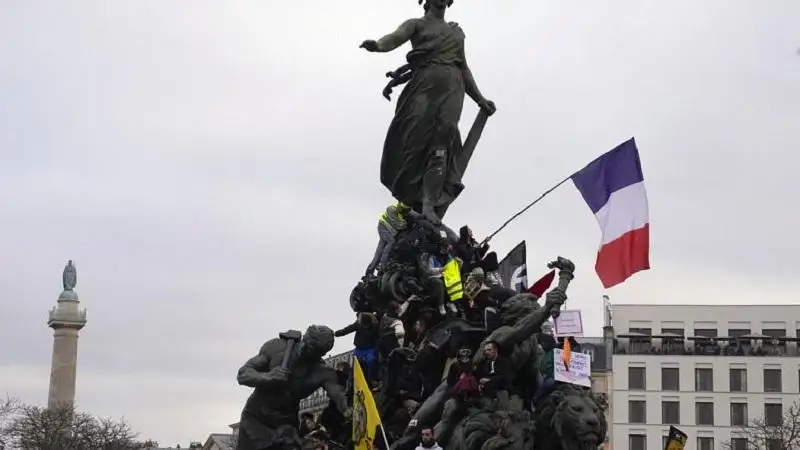 Францияда пенсия ислоҳотига қарши намойишлар бўлиб ўтди