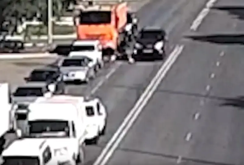 كوكشەتاۋدا جولعا جۇگىرىپ شىققان جاس ءوسپىرىمدى كولىك قاعىپ كەتتى