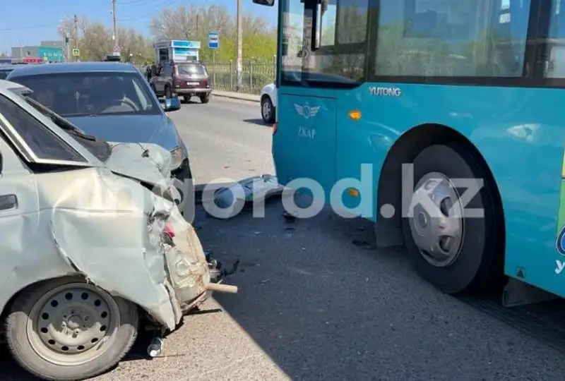 Авария с участием пассажирского автобуса произошла в Уральске