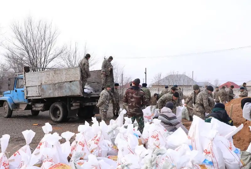 Минобороны и сотрудники ДЧС Шымкента задействованы в противопаводковых мероприятиях в Туркестанской области