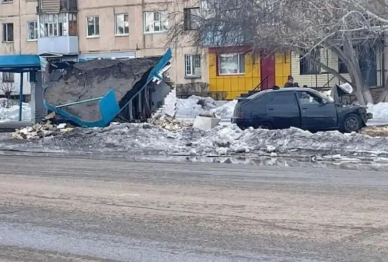 Пьяный водитель снес остановку в Аркалыке