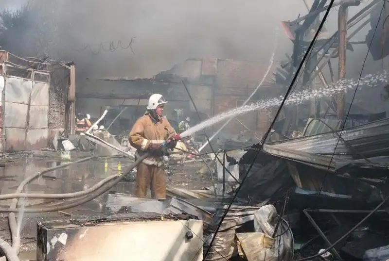 Кровля магазина бытовой техники сгорела в Шымкенте: пожарные вынесли 5 газбаллонов