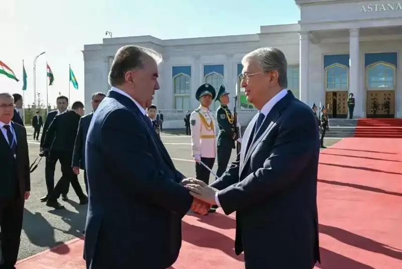 Қасим-Жомарт Тоқаев Тожикистон Президенти Эмомали Раҳмонни аэропортдан кузатиб қўйди