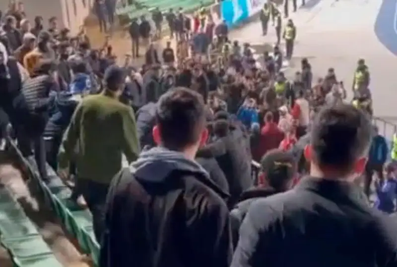 Футбольные фанаты устроили драку на стадионе в Алматы