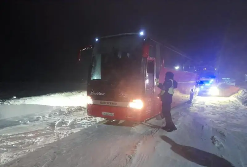 60 человек эвакуировали с заснеженной трассы в Абайской области