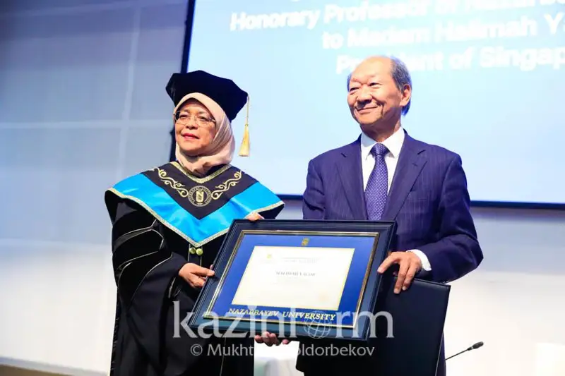 سينگاپۋر پرەزيدەنتىنە نازاربايەۆ ۋنيۆەرسيتەتىنىڭ قۇرمەتتى پروفەسسورى اتاعى بەرىلدى