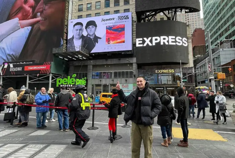 Нью-Йорктің Times Square алаңында Imanbek-тің суреті жарияланды