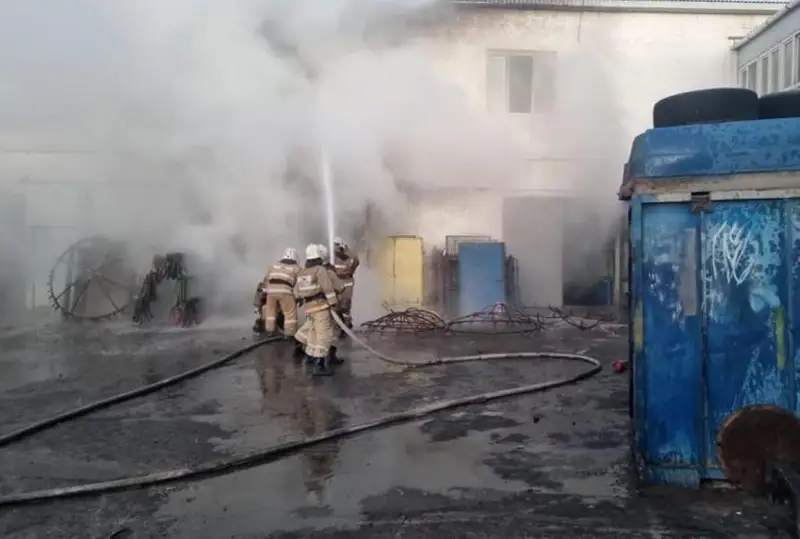 Один человек погиб, трое госпитализированы при пожаре на СТО в Актау