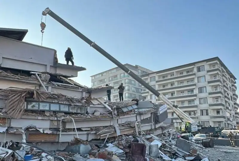Túrkııadaǵy jer silkinisi: 2 qazaqstandyq bolýy múmkin úıindi arshylyp jatyr