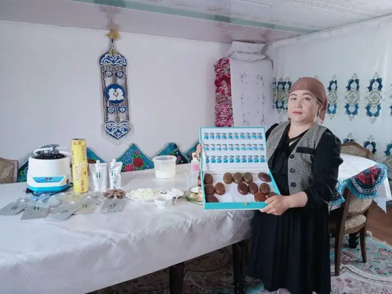 قىتايدان كەلگەن قانداسىمىز ساقاردان ەمدىك سابىن جاسايدى