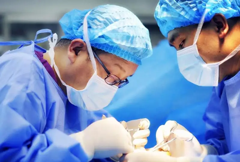 Нейрохирурги в Астане провели уникальную операцию женщине за счет ОСМС