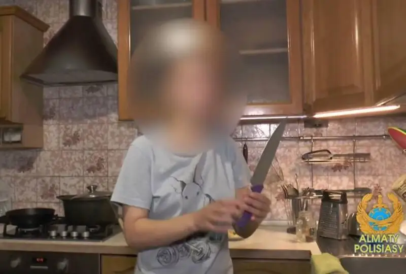 Пытавшегося выброситься с 4 этажа мужчину спасли в Алматы