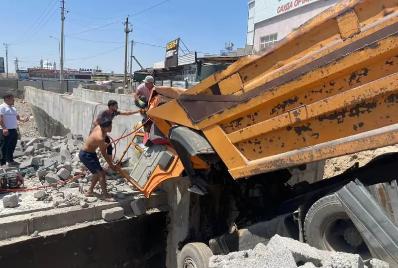Shymkentte jol jóndep júrgen KamAZ júrgizýshisi kabınada qysylyp qaldy