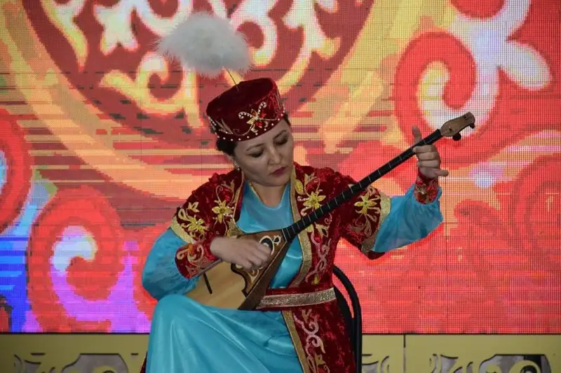 اقمولا وبلىسىندا ۇلتتىق دومبىرا كۇنىنە وراي كۇيشىلەر سايىسى ءوتتى - فوتو