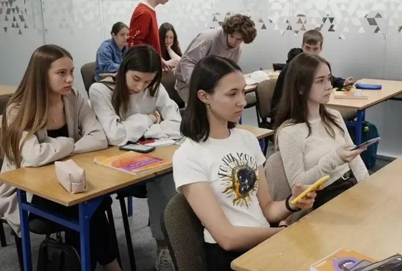 Голландия мактабларида мобиль телефонлардан фойдаланиш тақиқланади