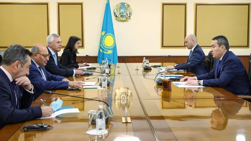 ҚР Бош вазири Сэр Сума Чакрабарти билан учрашди