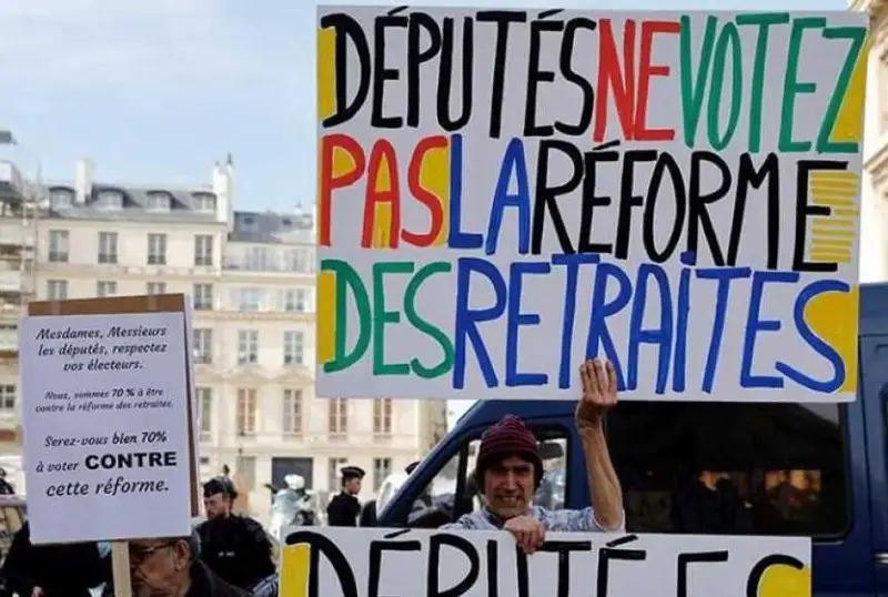 Во Франции приняли закон о пенсионной реформе в обход парламента