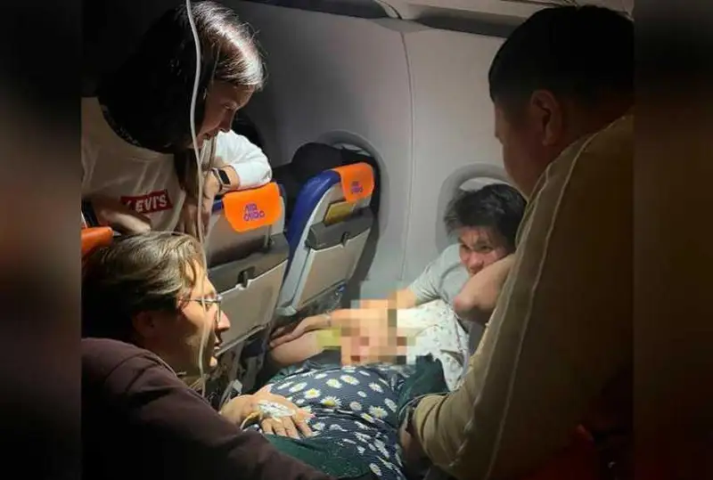 Алматилик шифокор самолётда юрак хуружига учраган йўловчини қутқариб қолди