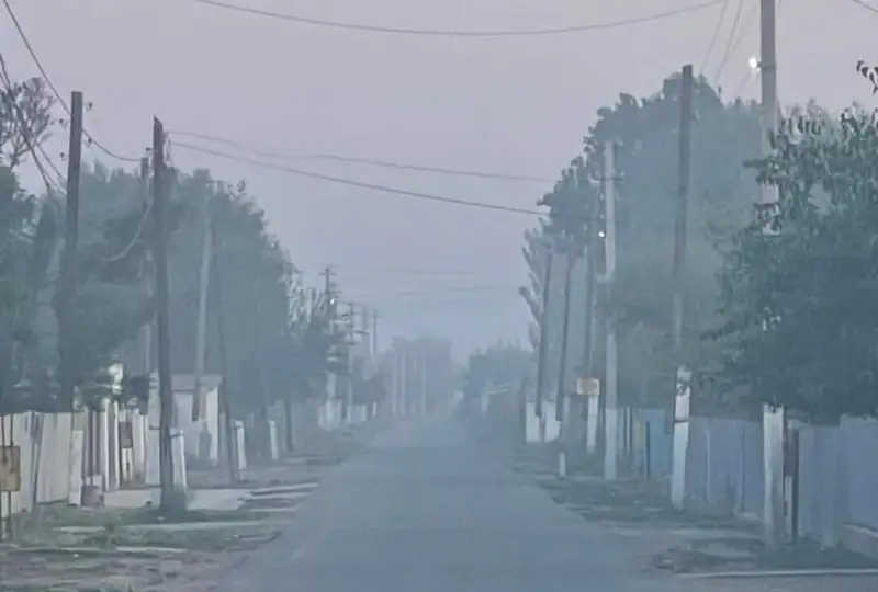 Maqtaaral aýdanynda qoqys polıgony órtenip, aýyldy kók tútin basty