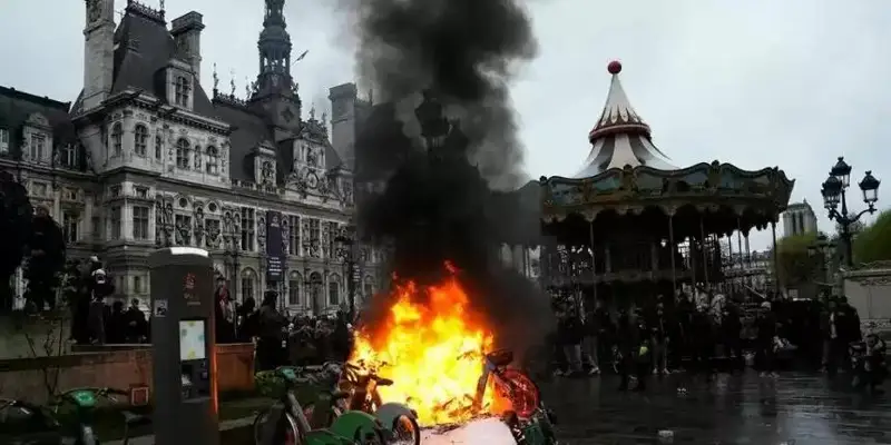 Париж яқинида полиция қурол ишлатганидан кейин тартибсизликлар бошланди