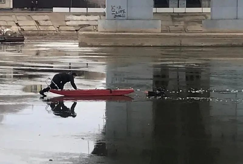 Atyraýda muz oıylyp, Jaıyqqa túsip ketken eki adamnyń bireýi qutqaryldy