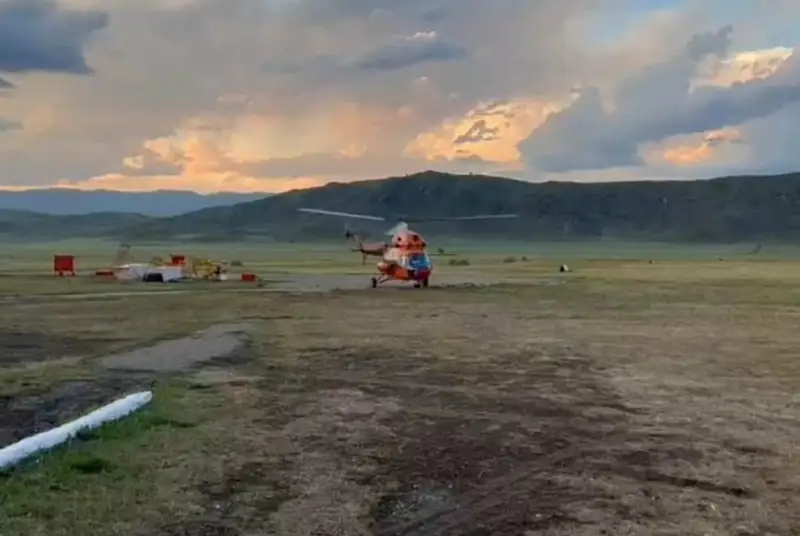 Вертолет эвакуировал пострадавшую девушку с горы Белуха в ВКО