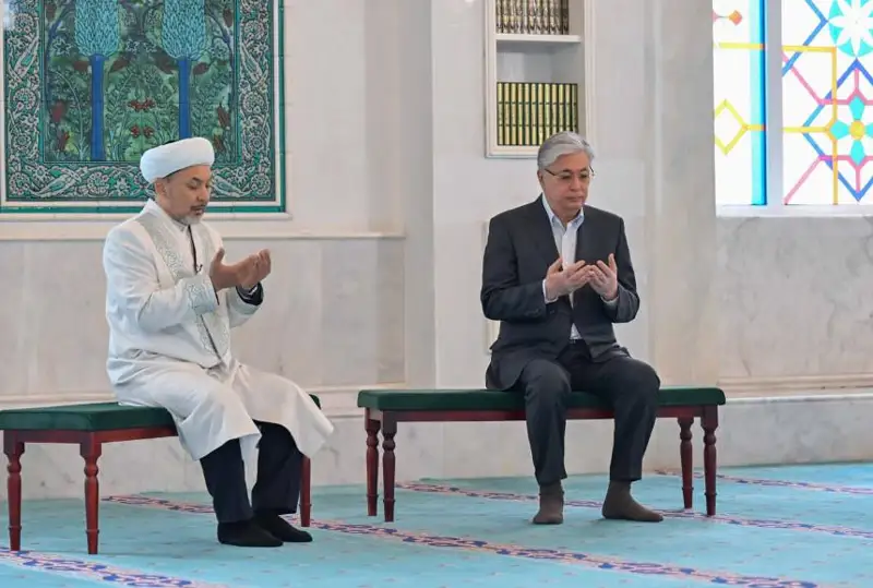 Глава государства посетил мечеть Хазрет Султан