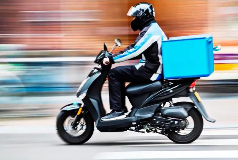 Алматинцы просят решить проблему с доставщиками еды на мопедах
