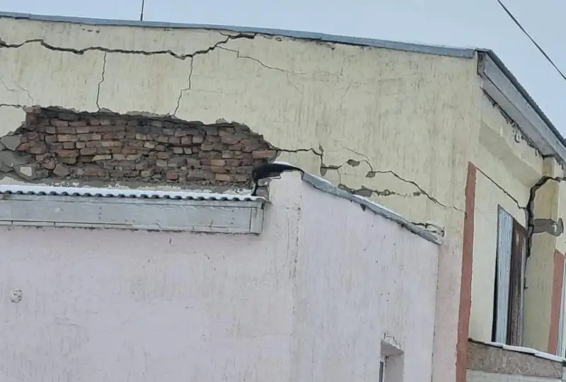 Jambyl oblysynda mekteptiń akt zalynyń tóbesi opyrylyp tústi