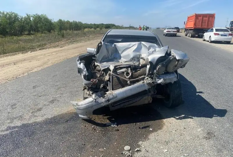 «Almaty – Óskemen» tasjolynda jeńil kólik pen KamAZ soqtyǵysyp, 3 adam aýrýhanaǵa tústi