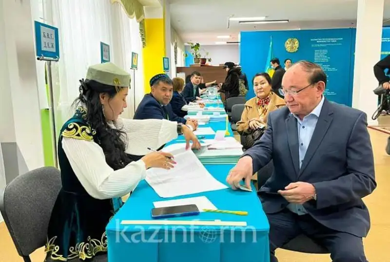 Али Бектаев проголосовал на выборах вместе с семьей