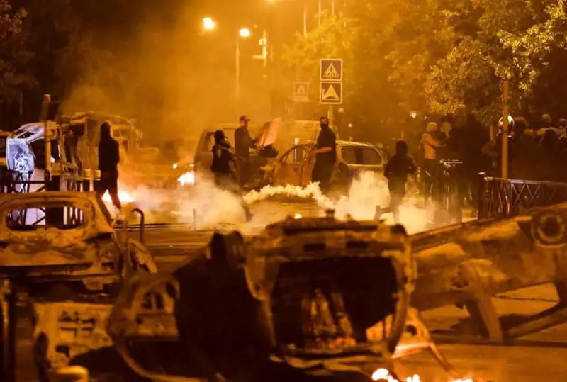 فرانسياداعى تارتىپسىزدىكتەردەن زارداپ شەككەن قازاقستاندىقتار بار ما