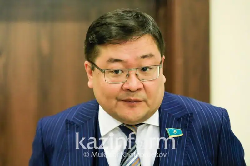 Мажилисмен Айдос Сарым перешел в комитет по международным делам, обороне и безопасности