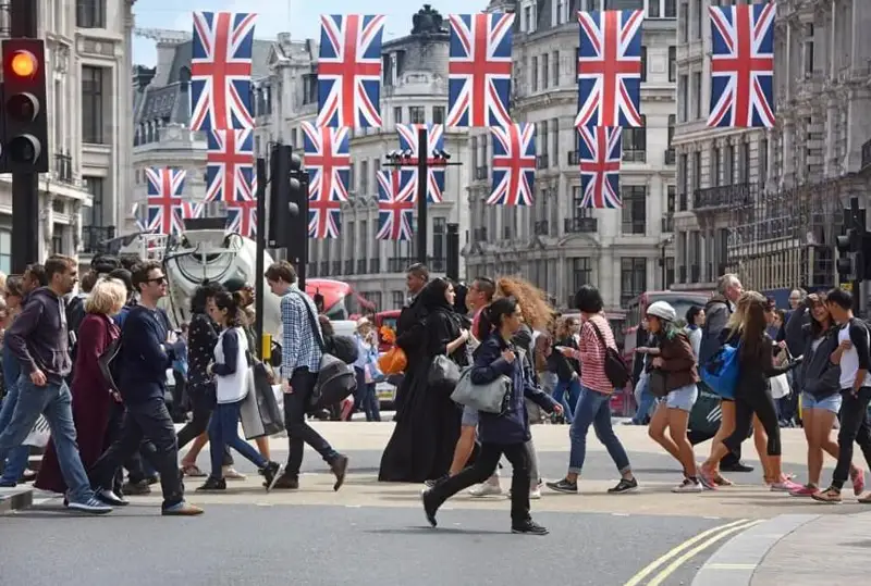 Проблемы с деньгами мешают молодым британцам обзаводиться детьми