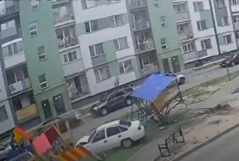 Водитель сбил ребенка во дворе ЖК и врезался в детскую площадку в Алматы