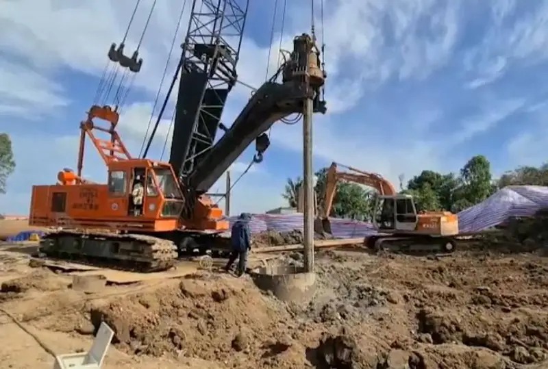 Провалившегося в 35-метровую полую сваю мальчика спасают во Вьетнаме