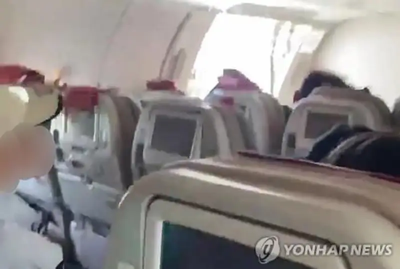 Ońtústik Koreıada jolaýshy ushyp bara jatqan ushaqtan túspek bolǵan