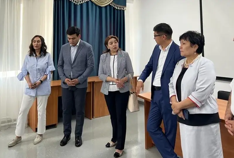 Baspana, eńbek demalysy, medsaqtandyrý: elordalyq emhana qyzmetkerleri senatormen kezdesti